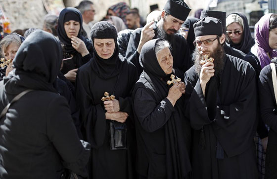 المسيحيون الارثوذكس يحيون جمعة الآلام قبل قيامة المسيح صورة رقم 23