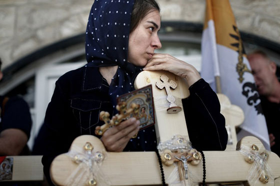 المسيحيون الارثوذكس يحيون جمعة الآلام قبل قيامة المسيح صورة رقم 24