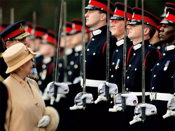 الملكة اليزابيث تشمئز من حديث اوباما وزوجته في فيديو ساخر صورة رقم 8