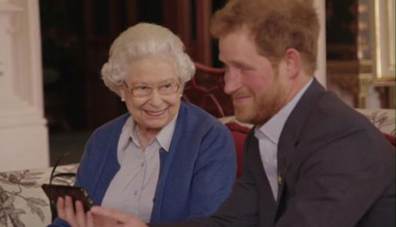 الملكة اليزابيث تشمئز من حديث اوباما وزوجته في فيديو ساخر صورة رقم 2