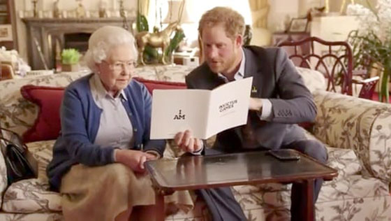 الملكة اليزابيث تشمئز من حديث اوباما وزوجته في فيديو ساخر صورة رقم 3