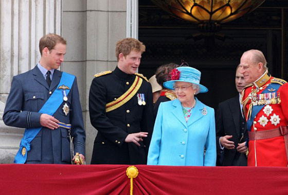 الملكة اليزابيث تشمئز من حديث اوباما وزوجته في فيديو ساخر صورة رقم 10