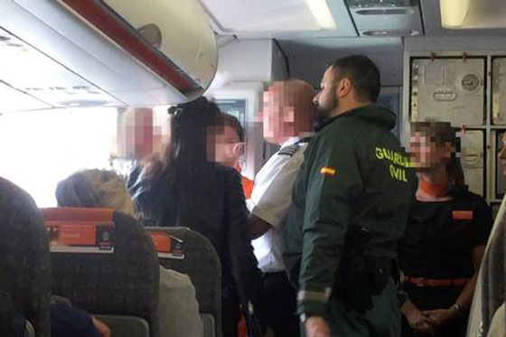  امرأة مخمورة ادعت انها انتحارية فطردت مع صديقتها من الطائرة صورة رقم 3