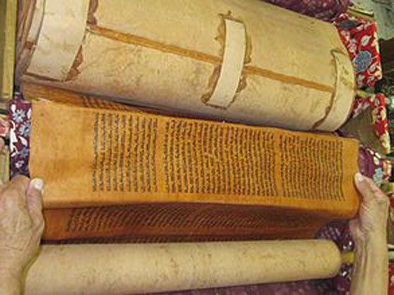 العثور على نسخة من التوراة تعود لـ600 سنة مكتوبة على جلد حوت صورة رقم 3