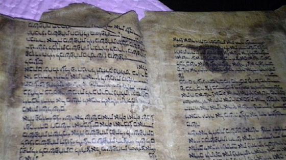 العثور على نسخة من التوراة تعود لـ600 سنة مكتوبة على جلد حوت صورة رقم 1