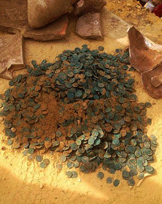 عمال بناء يعثرون على كنز روماني مخبأ في قوارير.. شاهد صورة رقم 2