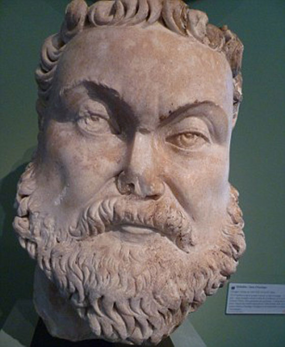 عمال بناء يعثرون على كنز روماني مخبأ في قوارير.. شاهد صورة رقم 3