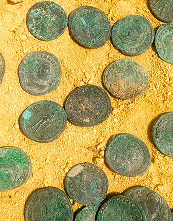 عمال بناء يعثرون على كنز روماني مخبأ في قوارير.. شاهد صورة رقم 4