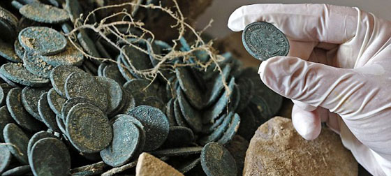 عمال بناء يعثرون على كنز روماني مخبأ في قوارير.. شاهد صورة رقم 5