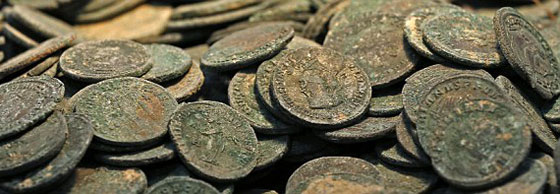 عمال بناء يعثرون على كنز روماني مخبأ في قوارير.. شاهد صورة رقم 7