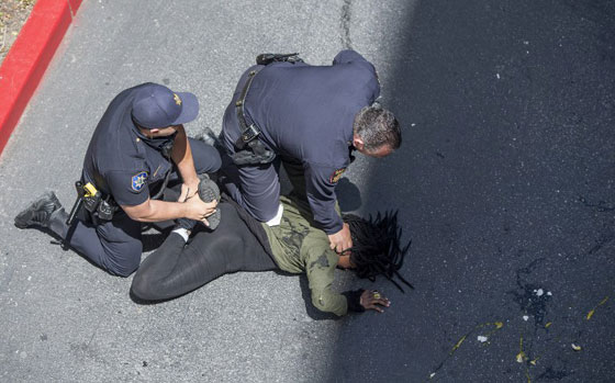  استقبال ترامب بالبيض والصدور المكشوفة وتهريبه من باب خلفي صورة رقم 7