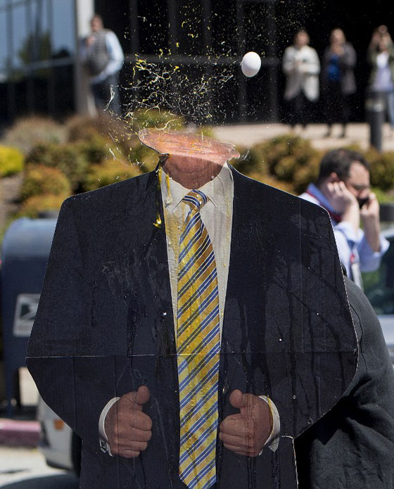  استقبال ترامب بالبيض والصدور المكشوفة وتهريبه من باب خلفي صورة رقم 15