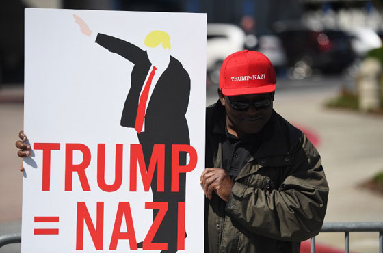  استقبال ترامب بالبيض والصدور المكشوفة وتهريبه من باب خلفي صورة رقم 9