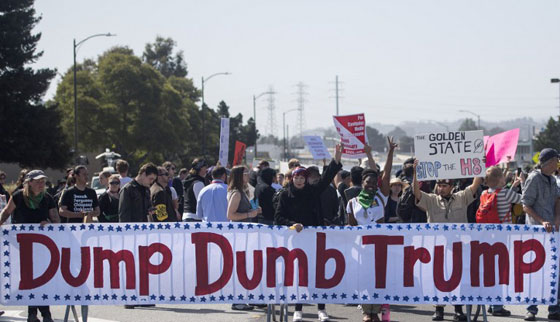  استقبال ترامب بالبيض والصدور المكشوفة وتهريبه من باب خلفي صورة رقم 10