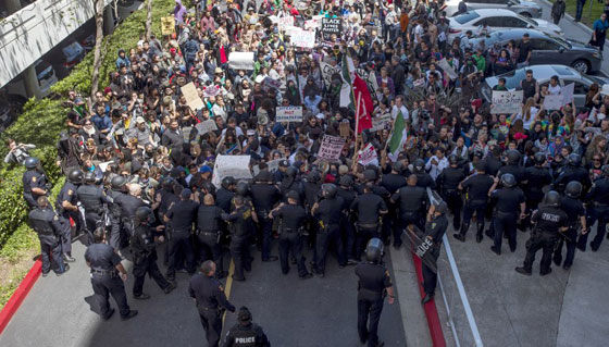  استقبال ترامب بالبيض والصدور المكشوفة وتهريبه من باب خلفي صورة رقم 11