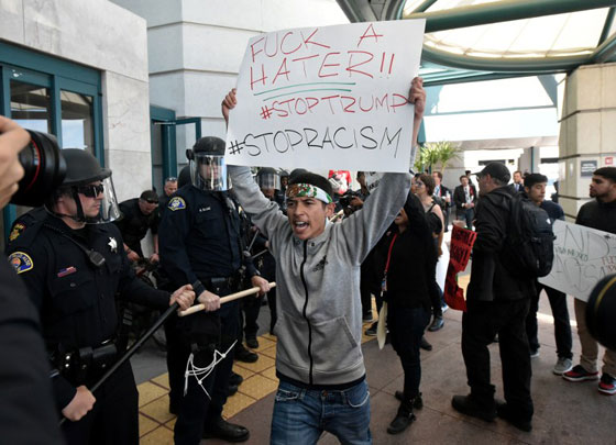  استقبال ترامب بالبيض والصدور المكشوفة وتهريبه من باب خلفي صورة رقم 12