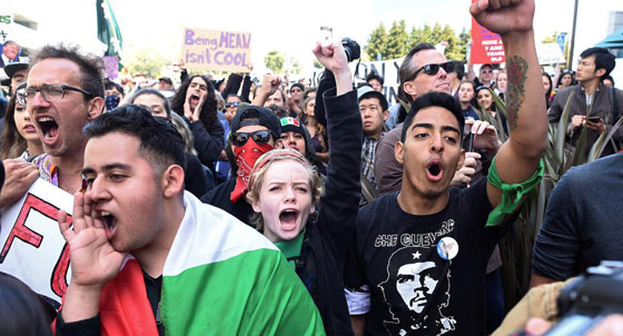  استقبال ترامب بالبيض والصدور المكشوفة وتهريبه من باب خلفي صورة رقم 13