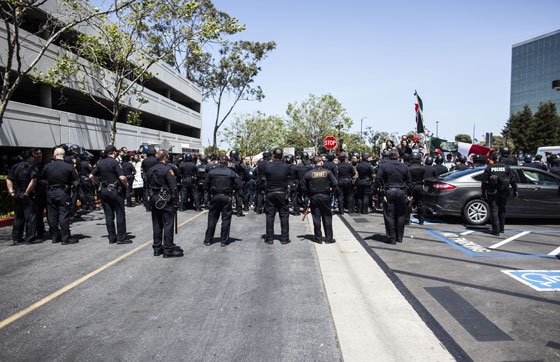  استقبال ترامب بالبيض والصدور المكشوفة وتهريبه من باب خلفي صورة رقم 18