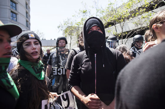  استقبال ترامب بالبيض والصدور المكشوفة وتهريبه من باب خلفي صورة رقم 19