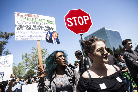  استقبال ترامب بالبيض والصدور المكشوفة وتهريبه من باب خلفي صورة رقم 20