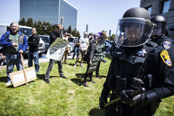  استقبال ترامب بالبيض والصدور المكشوفة وتهريبه من باب خلفي صورة رقم 4