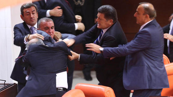 البرلمان التركي يتحول الى ساحة معركة بسبب قانون الاكراد والارهاب! صورة رقم 5