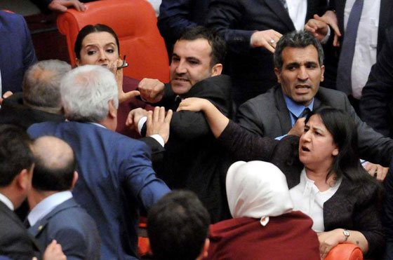 البرلمان التركي يتحول الى ساحة معركة بسبب قانون الاكراد والارهاب! صورة رقم 6