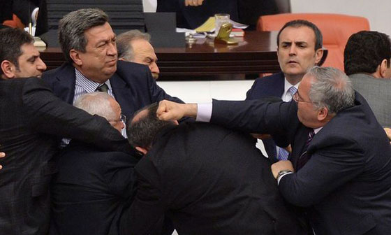 البرلمان التركي يتحول الى ساحة معركة بسبب قانون الاكراد والارهاب! صورة رقم 7