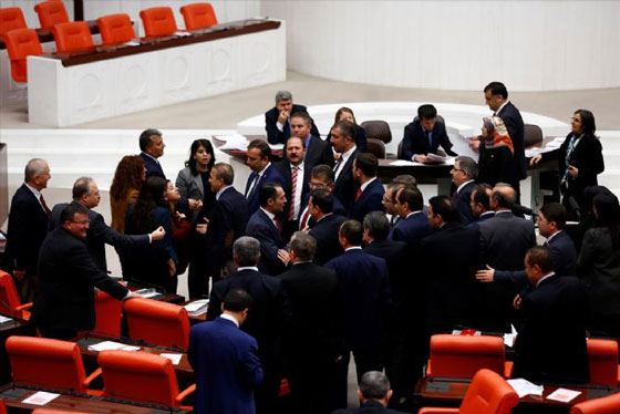 البرلمان التركي يتحول الى ساحة معركة بسبب قانون الاكراد والارهاب! صورة رقم 9