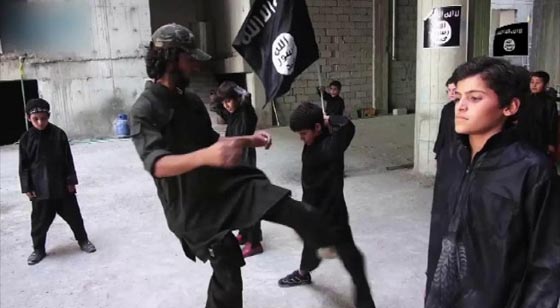 شهادة مقززة لطفل فر من اسر داعش: كانوا يتبولوا بمياه الشرب ويقدموها لنا! صورة رقم 2