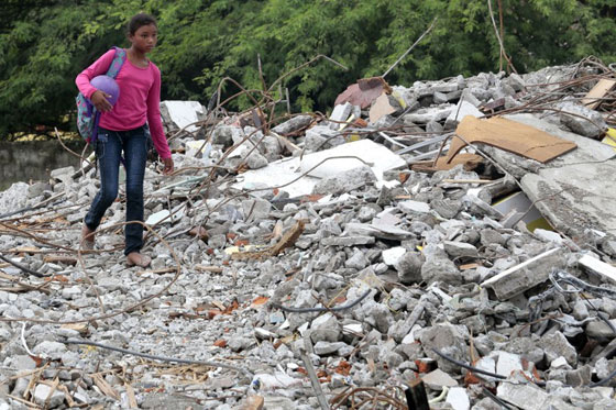 فنزويلا: نتشال مسن من تحت الانقاض بعد 13 يوما من الزلزال!! صورة رقم 3