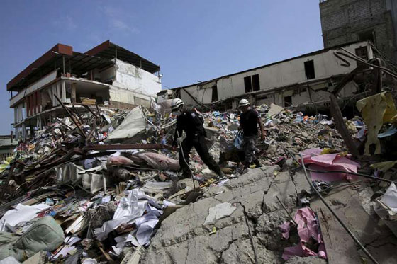 فنزويلا: نتشال مسن من تحت الانقاض بعد 13 يوما من الزلزال!! صورة رقم 6