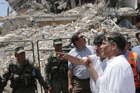 فنزويلا: نتشال مسن من تحت الانقاض بعد 13 يوما من الزلزال!! صورة رقم 16