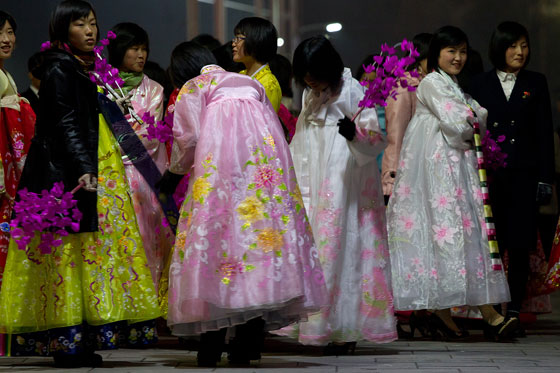 الجيش الكوري يرفه عن قادته بكتائب المتعة.. مقتادا اياها بالقوة صورة رقم 1