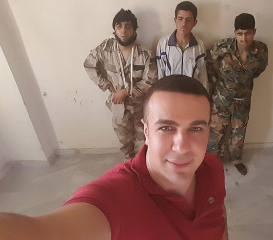 مفزع.. مراسلو النظام يتباهون بالتقاط السيلفي مع جثامين الضحايا في حلب!! صورة رقم 5