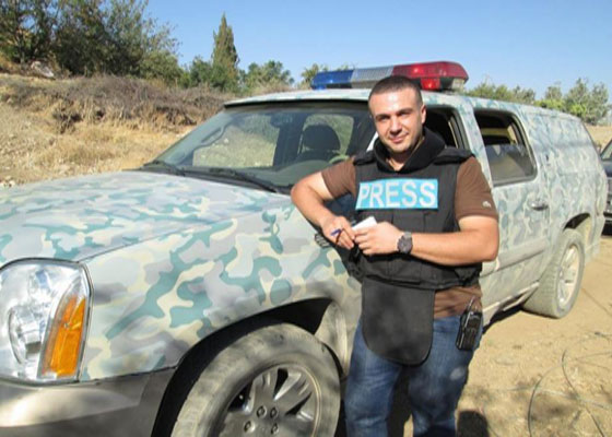 مفزع.. مراسلو النظام يتباهون بالتقاط السيلفي مع جثامين الضحايا في حلب!! صورة رقم 4