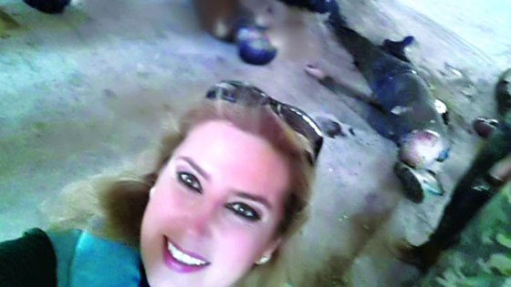 مفزع.. مراسلو النظام يتباهون بالتقاط السيلفي مع جثامين الضحايا في حلب!! صورة رقم 1