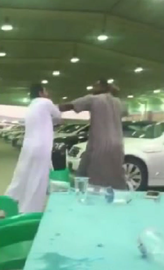الفاظ خادشة للحياء تدخل سوداني وسعودي في صراع عنيف.. شاهدهما صورة رقم 2