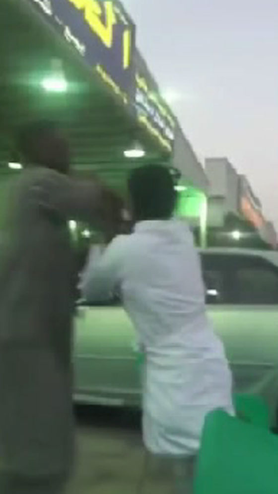 الفاظ خادشة للحياء تدخل سوداني وسعودي في صراع عنيف.. شاهدهما صورة رقم 3
