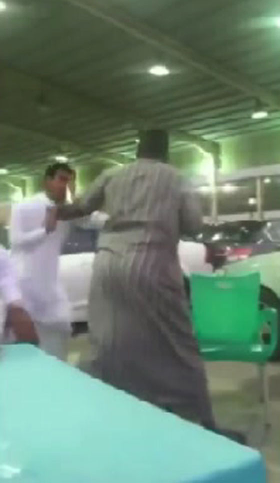 الفاظ خادشة للحياء تدخل سوداني وسعودي في صراع عنيف.. شاهدهما صورة رقم 4