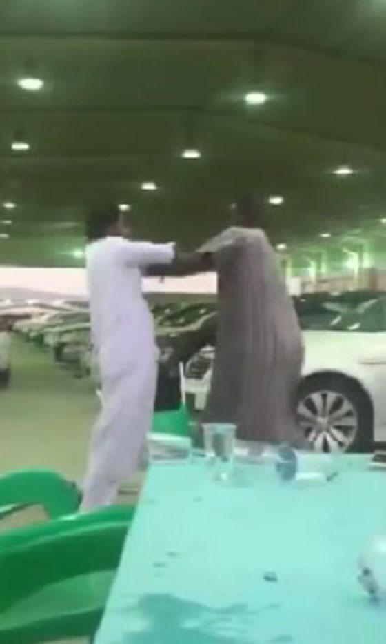 الفاظ خادشة للحياء تدخل سوداني وسعودي في صراع عنيف.. شاهدهما صورة رقم 5