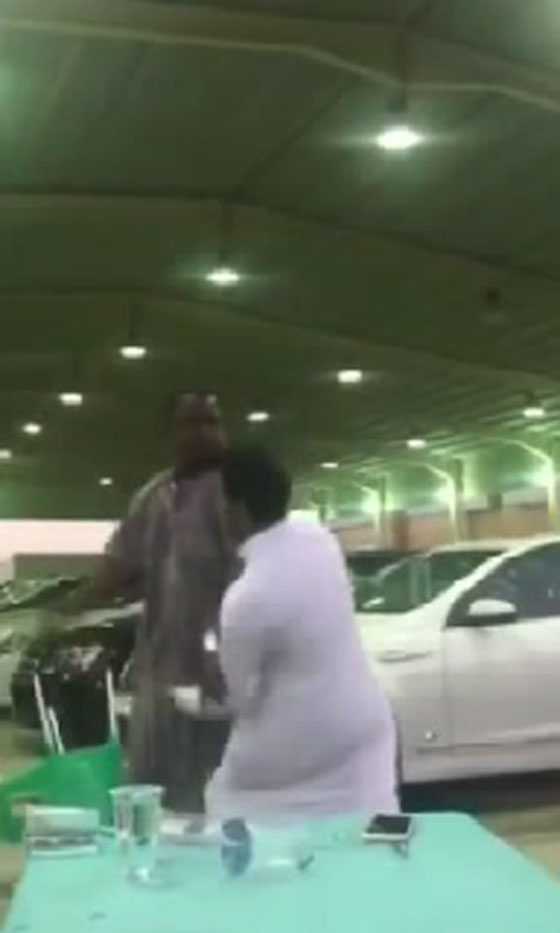 الفاظ خادشة للحياء تدخل سوداني وسعودي في صراع عنيف.. شاهدهما صورة رقم 1