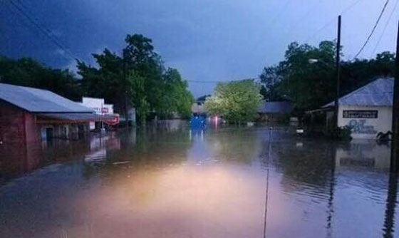 فيضانات في تكساس تبتلع جدة واربعة من احفادها.. شاهد الفيديو صورة رقم 3