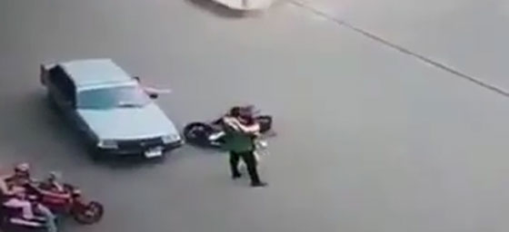 فيديو طريف لشاب يحتضن فتاة فور تعرضها لحادث اصطدام صورة رقم 2