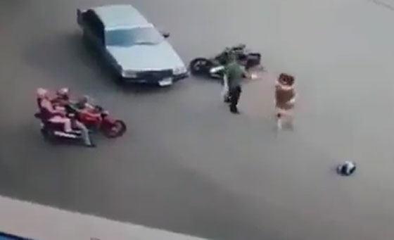 فيديو طريف لشاب يحتضن فتاة فور تعرضها لحادث اصطدام صورة رقم 3