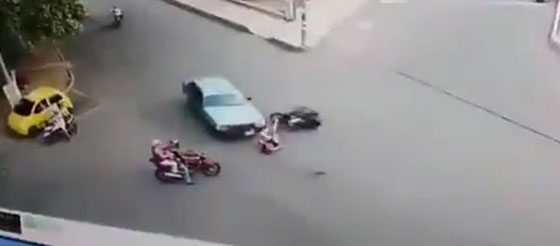 فيديو طريف لشاب يحتضن فتاة فور تعرضها لحادث اصطدام صورة رقم 1