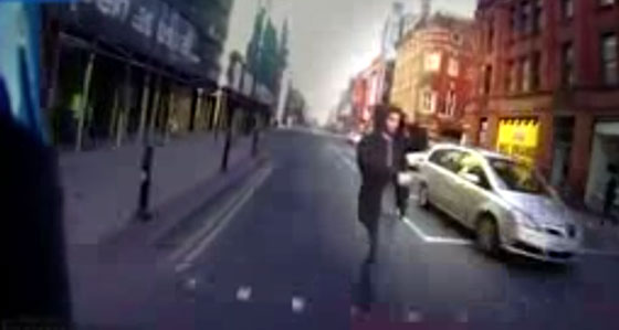 فيديو مثير.. سماعات الاذن كادت تقتل شابا لولا يقظة راكب دراجة صورة رقم 2