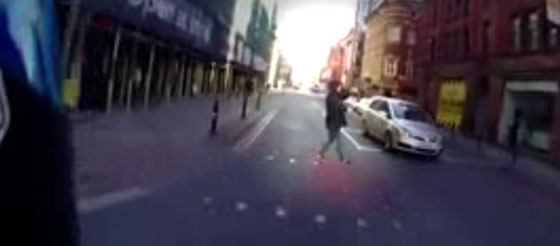 فيديو مثير.. سماعات الاذن كادت تقتل شابا لولا يقظة راكب دراجة صورة رقم 3