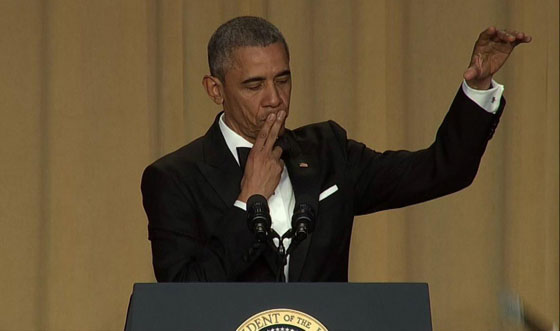 اوباما يسقط الميكروفون بعد جولة من السخرية والتهكم على ترامب صورة رقم 5