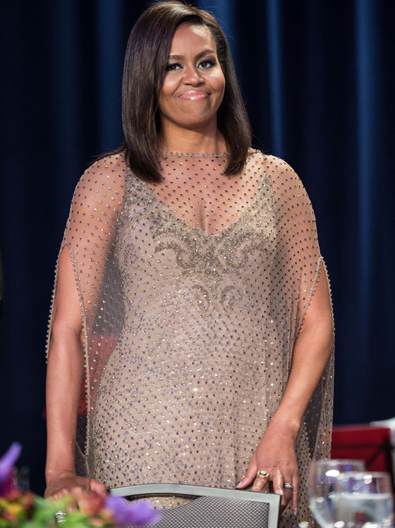 اوباما يسقط الميكروفون بعد جولة من السخرية والتهكم على ترامب صورة رقم 7